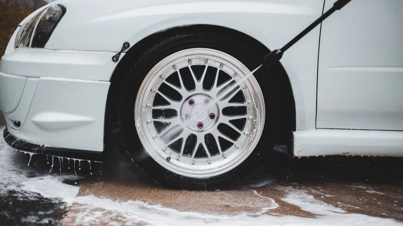 Water rinsing a vehicle wheel